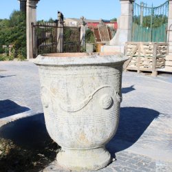 Materials of yesteryear: ENGINEERED STONE VASE GM H102
