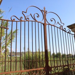 Materials of yesteryear: Gate gate, in two-leaf wrought ironwork.