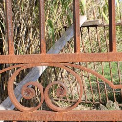 Materials of yesteryear: Gate gate, in two-leaf wrought ironwork.