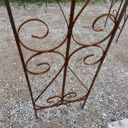 Materials of yesteryear: ROUND IRONWORK KIOSK H340