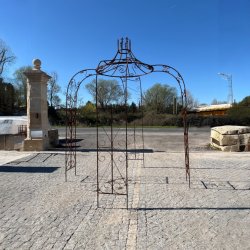 Materials of yesteryear: ROUND IRONWORK KIOSK H340