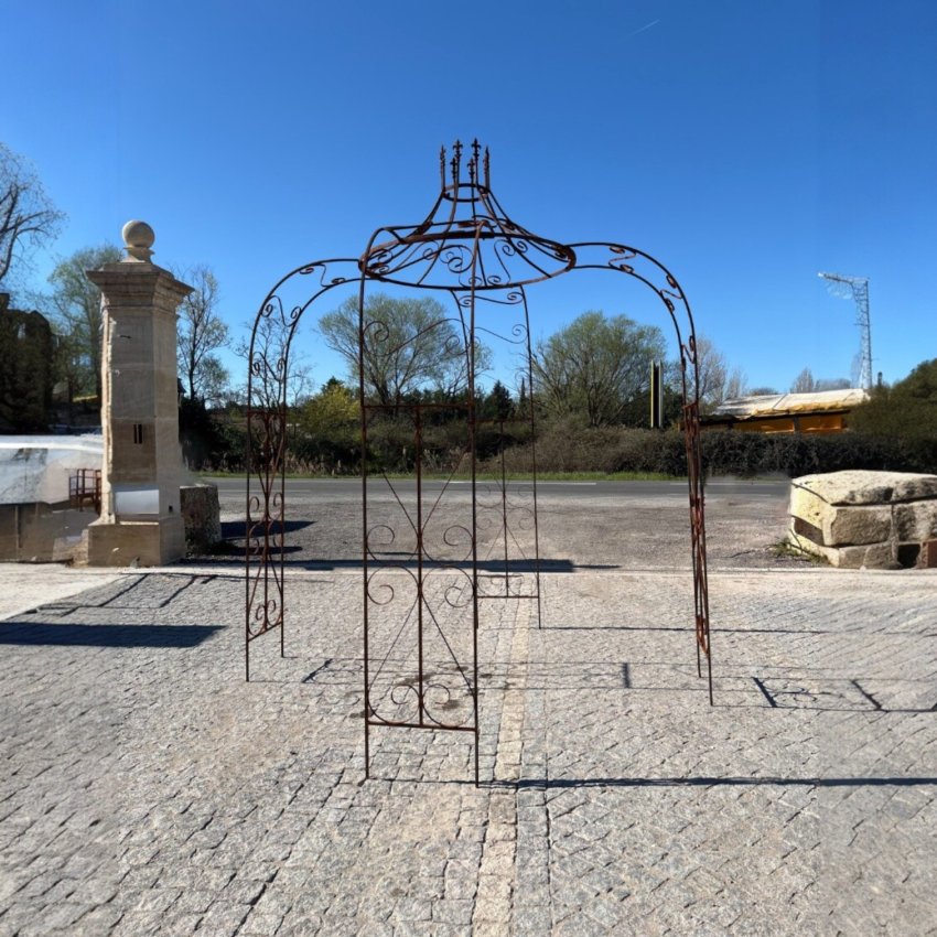Materials of yesteryear: ROUND IRONWORK KIOSK H340