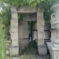 Materials of yesteryear: DOOR FRAME IN SAVONNIERES STONE