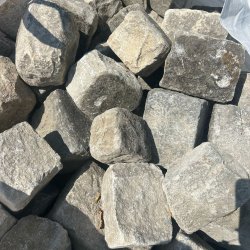 Matériaux d'antan : PAVE ANCIEN EN GRANIT